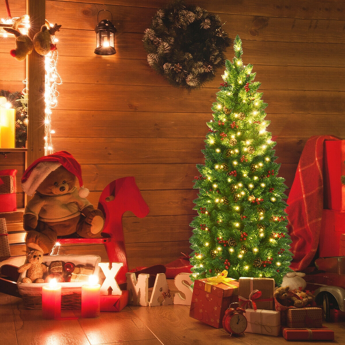 Sapin de Noël à charnière pré-éclairé de 4,5 pieds avec pommes de pin, baies rouges et 150 lumières