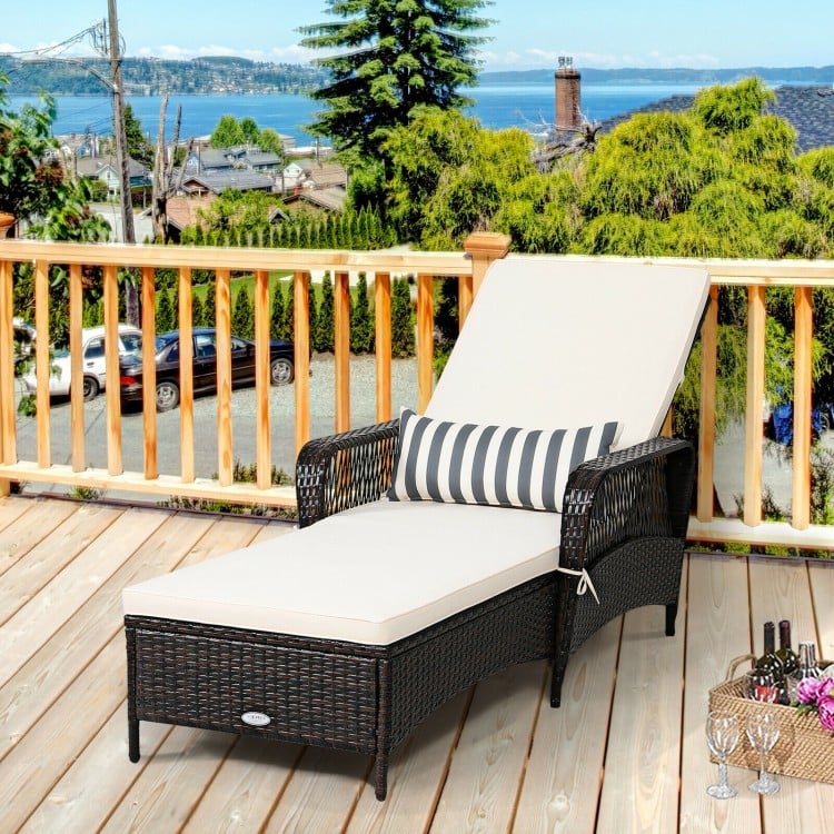 Chaise longue de patio en osier avec dossier réglable et oreiller