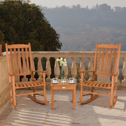 Ensemble de 3 chaises à bascule en eucalyptus avec table basse