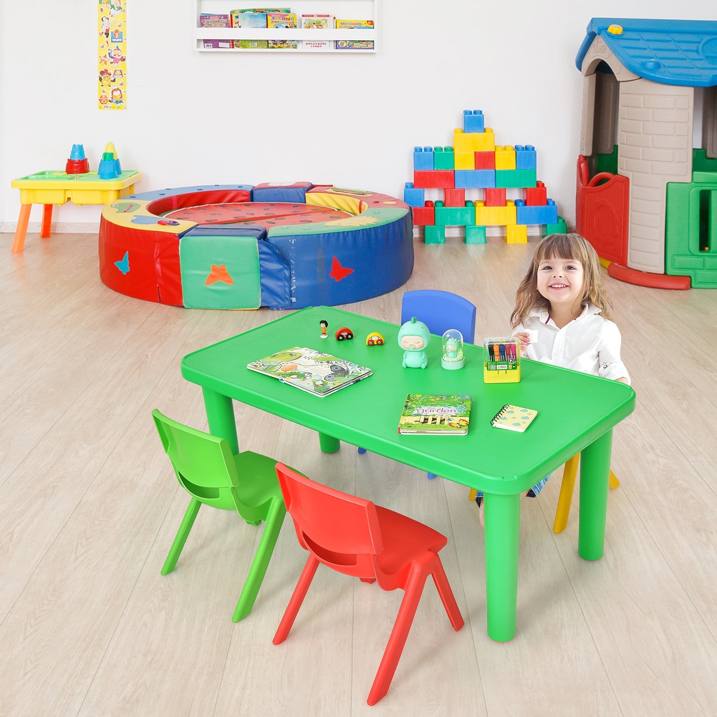 Ensemble table et 4 chaises en plastique coloré pour enfants