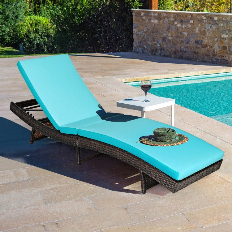 Chaise longue de patio pliante et réglable en rotin avec coussin