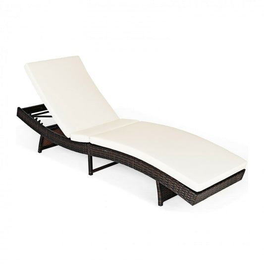 Chaise longue de patio pliante et réglable en rotin avec coussin