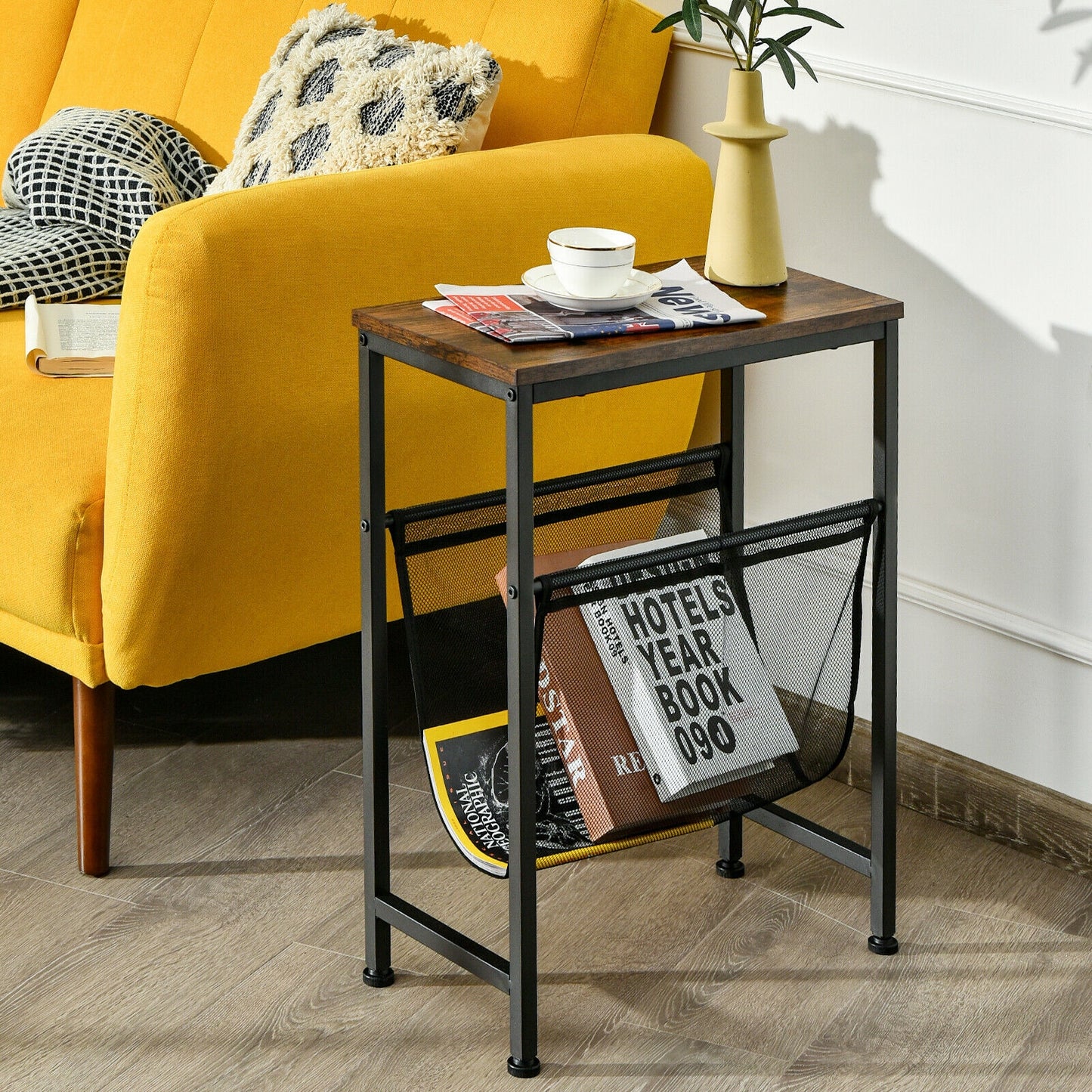 Table d'appoint étroite avec porte-revues pour petits espaces